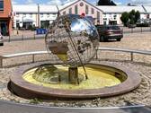Markt Brunnen 2013 Globus in Edelstahl - 