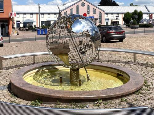 Markt Brunnen 2013 Globus in Edelstahl - 