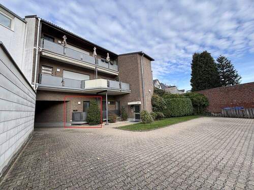 RückansichtNeu - Bezugsfreie 2-Zimmer-Eigentumswohnung mit zwei Stellplätzen in zentraler Lage