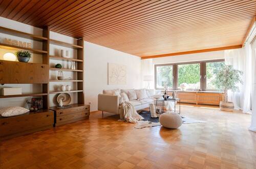 großzügiges Wohnzimmer - 7 Zimmer Einfamilienhaus zum Kaufen in Mainz