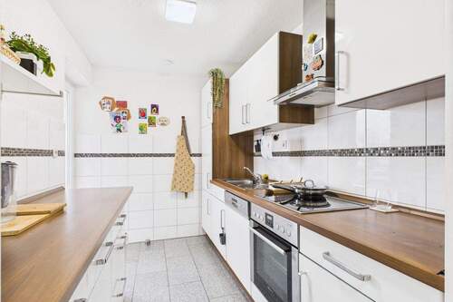 Küche - Stilvolle 3,5-Zimmer-Wohnung mit Weitblick und zwei Balkonen