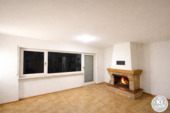 Wohnzimmer mit Kamin - Leerzustand m KI erstellt - 2 Zimmer Etagenwohnung zum Kaufen in Dietzenbach