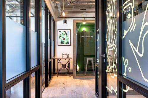 Flur mit Telefonkabine - 