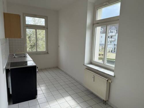 Küche mit Herd und Spüle - 