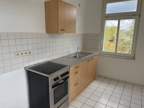 Küche mit Herd und Spüle - 