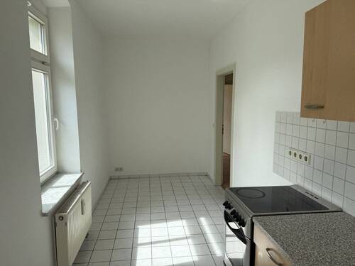 Küche mit Herd und Spüle - 