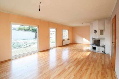 Wohnzimmer mit Kamin - 4 Zimmer Einfamilienhaus in Jatznick