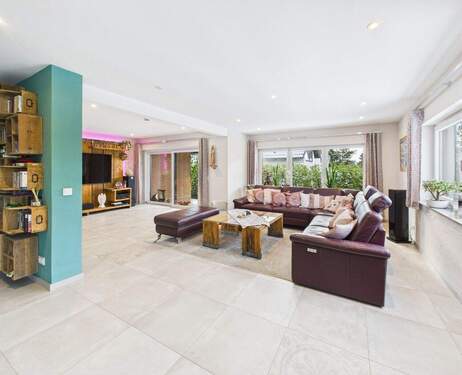 lichtdurchflutetes Wohnzimmer - 8 Zimmer Einfamilienhaus zum Kaufen in Mainz