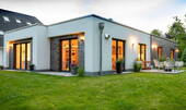 Förde_Massiv_Haus_Bungalow.jpg - Barrierefrei auf einer Ebene. Noch eine Hälfte frei! Neubau eines Flachdachbungalow-Doppelhaus in Kiel Suchsdorf