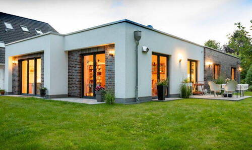 Förde_Massiv_Haus_Bungalow.jpg - Barrierefrei auf einer Ebene. Noch eine Hälfte frei! Neubau eines Flachdachbungalow-Doppelhaus in Kiel Suchsdorf