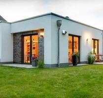 Barrierefrei auf einer Ebene. Noch eine Hälfte frei! Neubau eines Flachdachbungalow-Doppelhaus in Kiel Suchsdorf Barrierefrei auf einer Ebene. Noch eine Hälfte frei! Neubau eines Flachdachbungalow-Doppelhaus in Kiel Suchsdorf