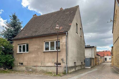 Frontansicht - Gestaltbares 5-Zimmer-Haus in ruhiger Lage