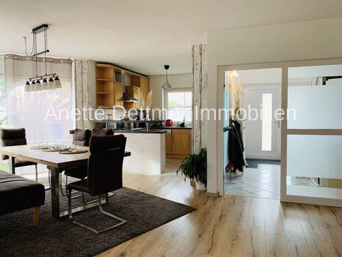 Essen mit Blick in offene Küche - 5 Zimmer Einfamilienhaus in Gronau (Leine) / Banteln