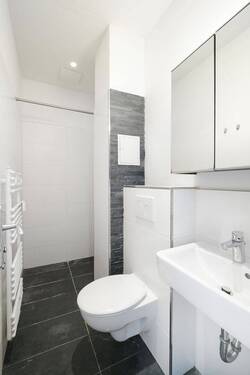 Bad mit Dusche und Handtuchheizkörper - 