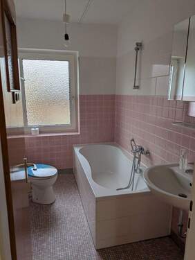 Bad.jpg - Etagenwohnung mit 80,00 m&sup2; in Steinburg zur Miete