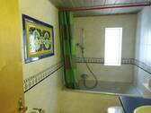 Bad mit Wanne und Fenster - 