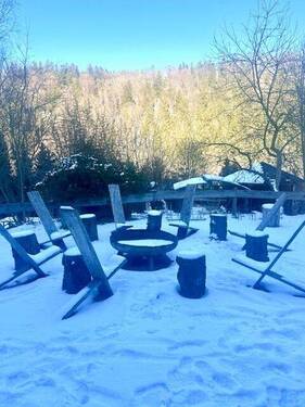 Feuerstelle vor Saloon - 