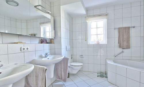 Badezimmer mit Wanne und Dusche - 