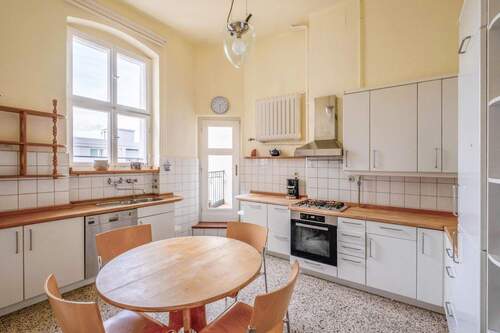 Küche mit Zugang zum Balkon - 