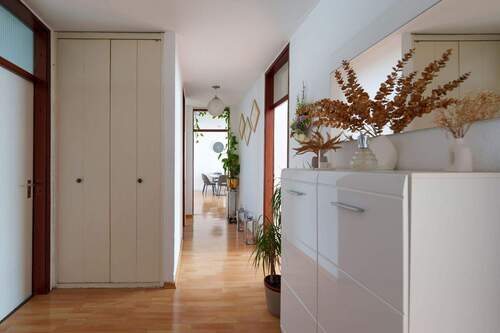  Flur - 4 Zimmer Etagenwohnung zum Kaufen in Neuss