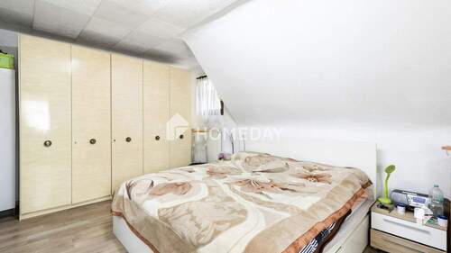 1. OG Schlafzimmer 2 - 