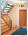 Treppenhaus mit Vollholztreppe - 