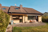 Objektansicht mit Garten und Terrasse - 6 Zimmer Doppelhaushälfte zum Kaufen in Schramberg-Sulgen