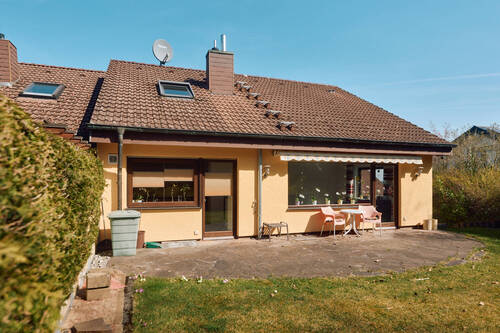 Objektansicht mit Garten und Terrasse - 6 Zimmer Doppelhaushälfte zum Kaufen in Schramberg-Sulgen