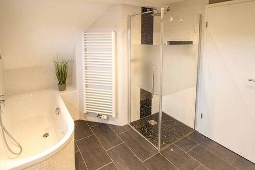 Badezimmer mit Dusche und Wanne - 