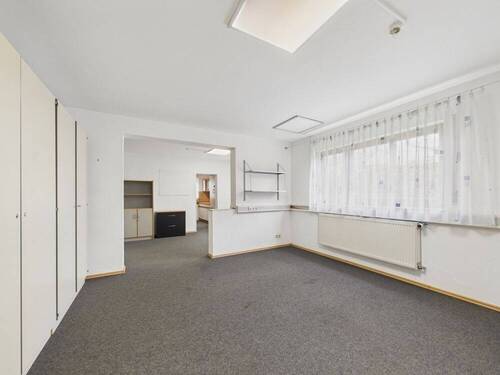 Besprechung - Gepflegte Büroräumlichkeiten & großflächige Lagermöglichkeiten