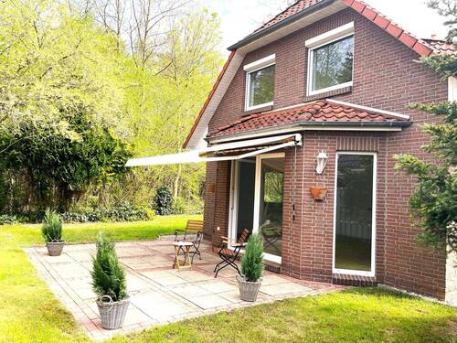 die Terrasse mit Blick ins Grüne - Gemütliches renoviertes EFH auf einem Hintergrundstück in OL-Bümmerstede!