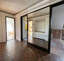 Große, helle 2 Zimmer-Dachgeschosswohnung mit Balkon und Tiefgaragen-Stellplatz - Stuttgart Riedenberg