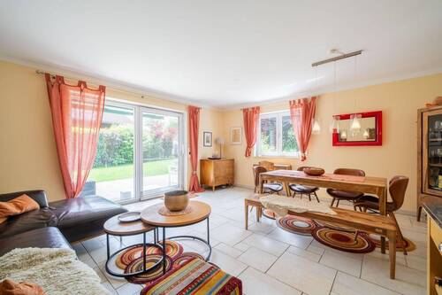 Wohn- und Essbereich mit einem idyllischen Blick in den Garten - 3 Zimmer Etagenwohnung in Dießen