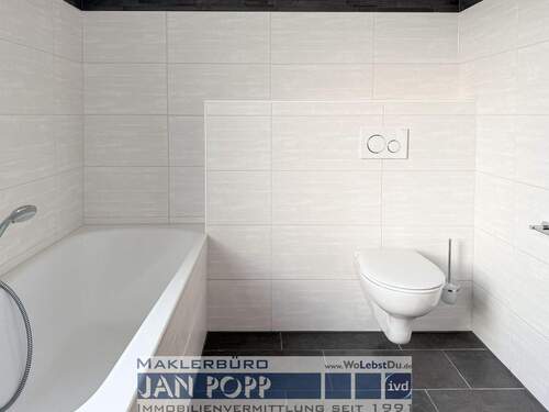 Bad (Rechtes Haus) - 8 Zimmer Einfamilienhaus zum Kaufen in Greiz