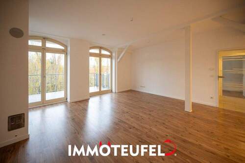 Wohnbereich mit Zugang zum Balkon - 