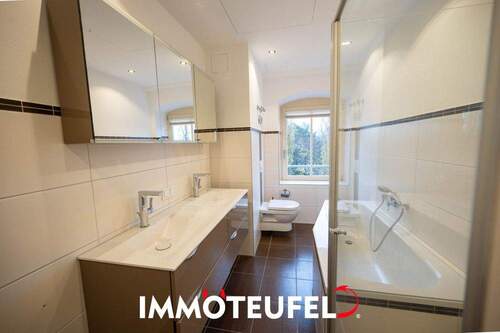 Bad mit Dusche, Wanne, Waschmaschinenanschluss - 