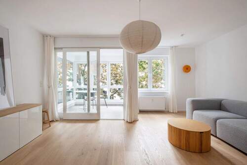 Wohnzimmer - Moderne 5-Zimmer-Wohnung mit Loggia und Wintergarten in Alt-Treptow