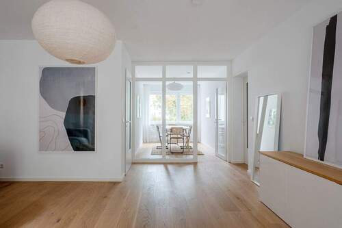 Wohnzimmer mit Blick in Zimmer 1 - 5 Zimmer Etagenwohnung zum Kaufen in Berlin