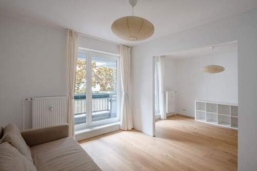 Blick vom Zimmer 4 in Zimmer 5 und zur Loggia - 