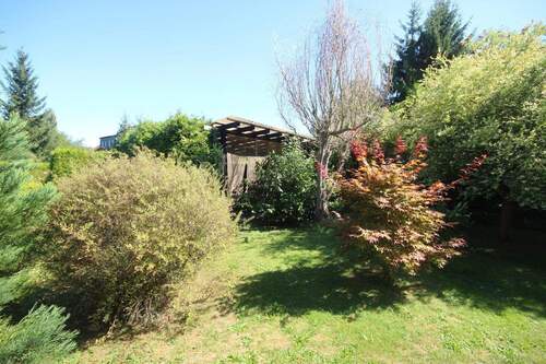 Garten mit überdachter Terrasse - 9 Zimmer Mehrfamilienhaus, Wohnhaus in Pößneck