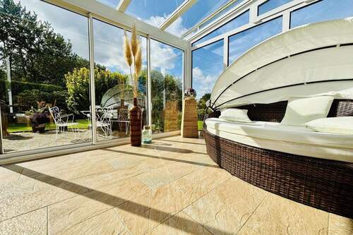 Wintergarten mit gemütlicher Loungeecke - 