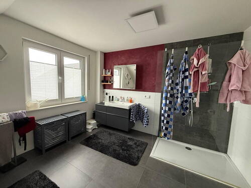 Badezimmer mit Walk-In-Dusche - 