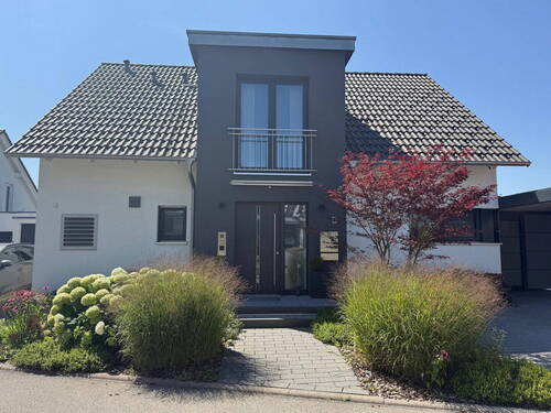 Nordansicht Eingangsbereich - Freistehendes Einfamilienhaus in Bestlage von Herrenberg-Kayh - Feldrandlage, A+, Wärmepumpe