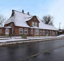 Charaktervolles Wohn- und Geschäftshaus unter Reet mit großem Grundstück und viel Potential in Hemme