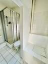Badezimmer mit Dusche und Fenster und Ablage.JPG - 