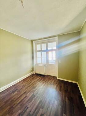 Zimmer 3 mit Wintergarten.JPG - Etagenwohnung mit 69,00 m&sup2; in Schwerin zur Miete