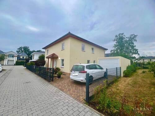 Hausansicht - Generationenwohnen - Ein Haus mit viel Platz und Potenzial