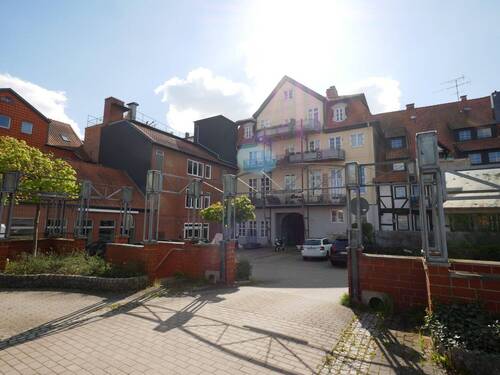 Blick von der Zufahrt der Tiefgarage auf die Balkonseite - 