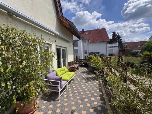 Terrasse mit Sonnenmarkise - 
