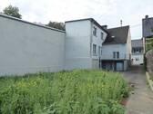 Haus mit Anbau und Gartenfläche - 